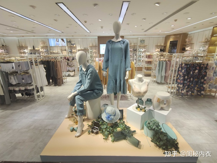 130平米裝修效果圖 最精美的現(xiàn)代簡(jiǎn)約裝修效果_店面裝修效果圖_中國零食網(wǎng)店面效果