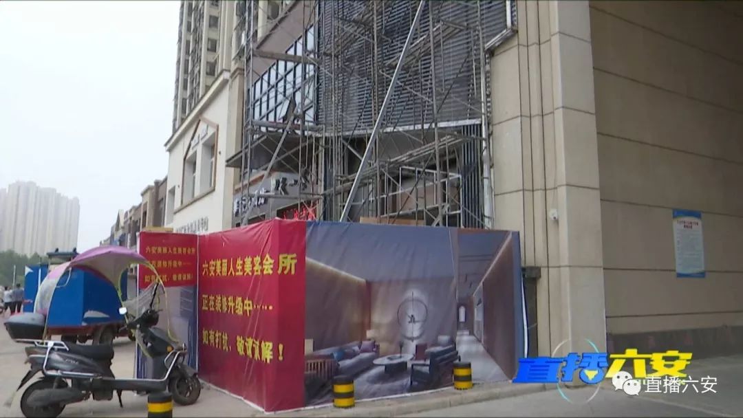 店鋪裝修小區(qū)大門變“陰陽臉”，效果圖也“變臉”，店主卻稱審批過！