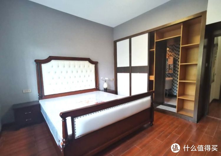 136㎡錯層大四房，優(yōu)雅的新中式裝修，衣柜里面裝廁所，誰見過？
