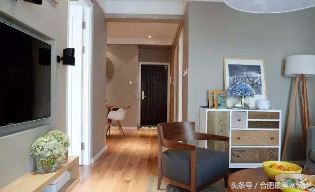 現(xiàn)代簡(jiǎn)約的新家裝修的很漂亮，臥室的衣柜旁邊打了書(shū)桌，非常實(shí)用