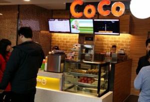 奶茶店吧臺(tái)裝修風(fēng)格,coco奶茶加盟店mini奶茶店吧臺(tái)圖片.jpg中國大陸coco奶茶加盟店吧臺(tái)設(shè)計(jì)效果圖，裝修加盟咨詢熱線13067896487