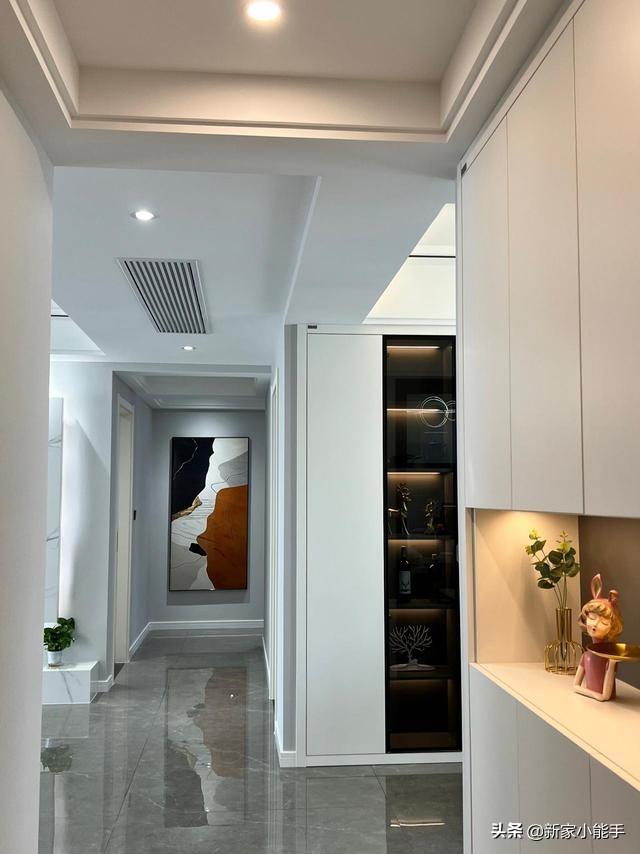 新房裝修完工，全屋定制柜子很喜歡，懸空電視墻顯得很大氣