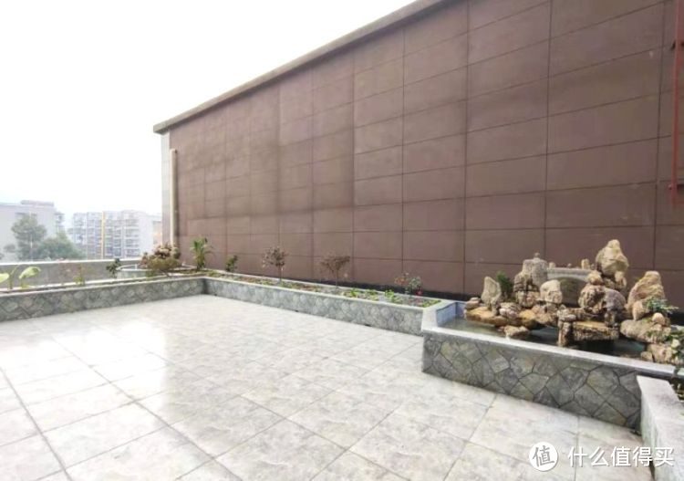 擠破頭買了這套100㎡小三房，送超大平臺花園，比房子大了一倍