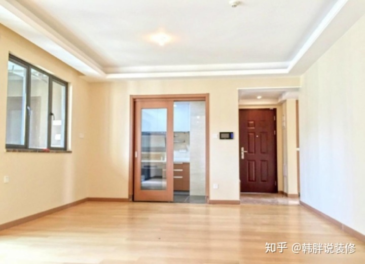 低配版精裝房，108㎡三室兩廳格局，這效果估計(jì)還得重新裝修一番